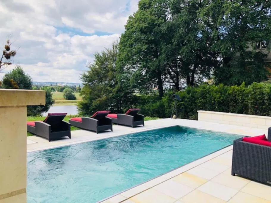 Image of Beheizbarer Pool – zentral & modern mit Elbzugang!