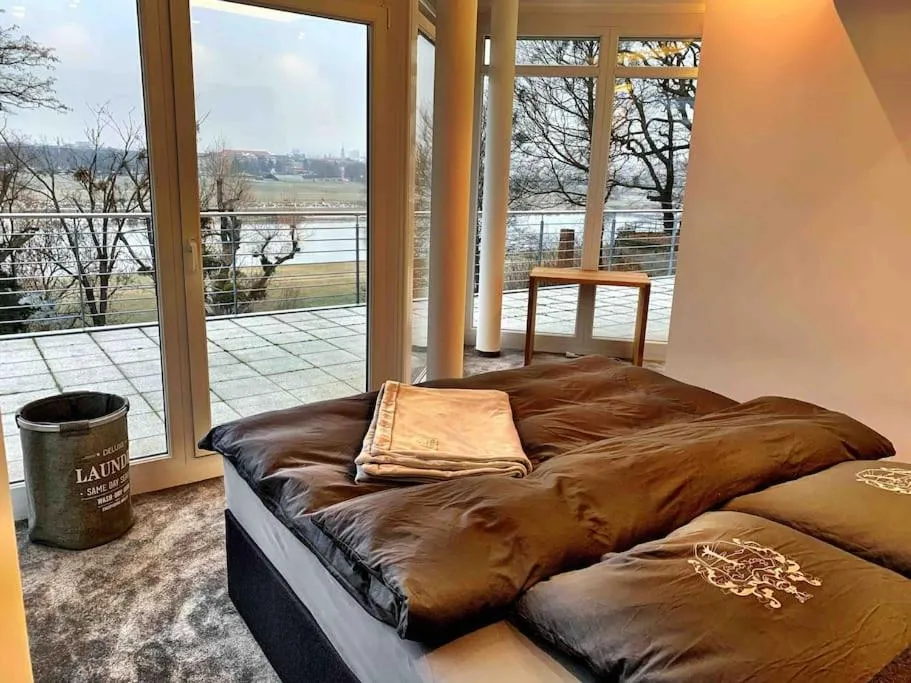 Image 1 of Beheizbarer Pool – zentral & modern mit Elbzugang!