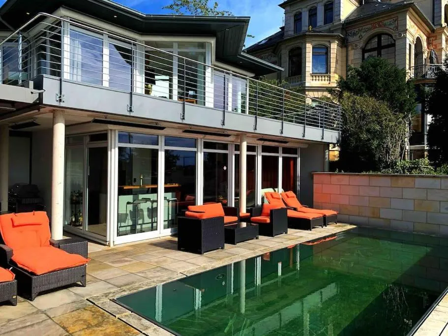 Image 3 of Beheizbarer Pool – zentral & modern mit Elbzugang!