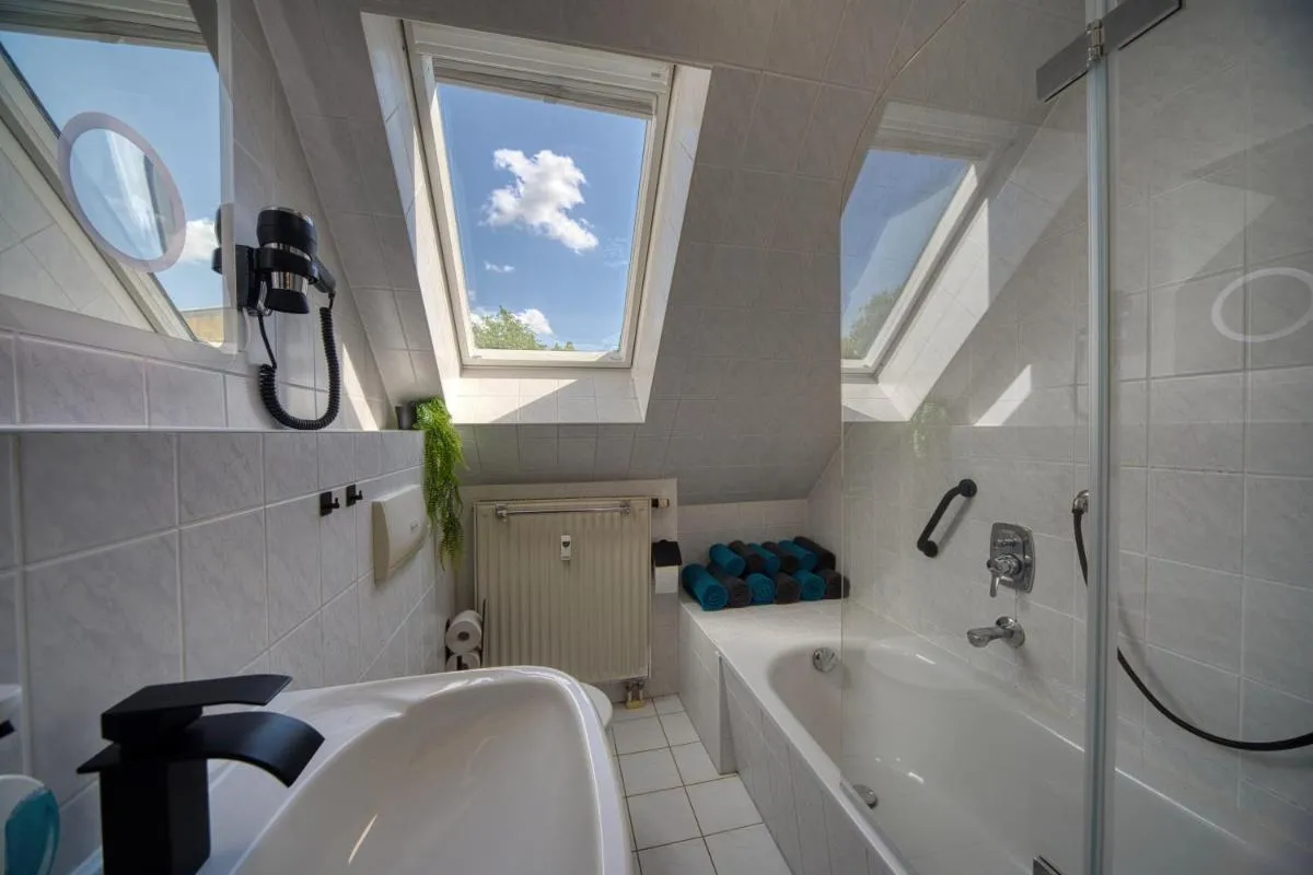 Image 2 of DresdenStay 3 Schlafzimmer 2 Bäder Balkon Kamin PS4