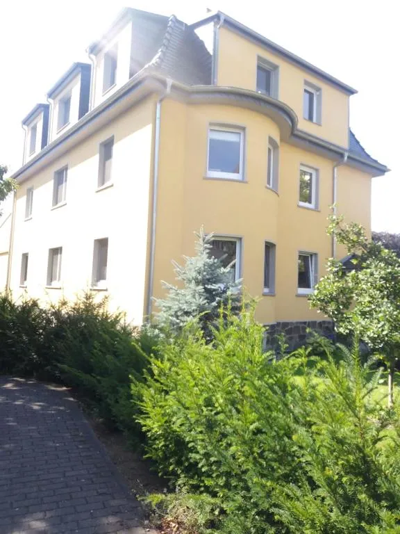 Image of Hausis-Fewo