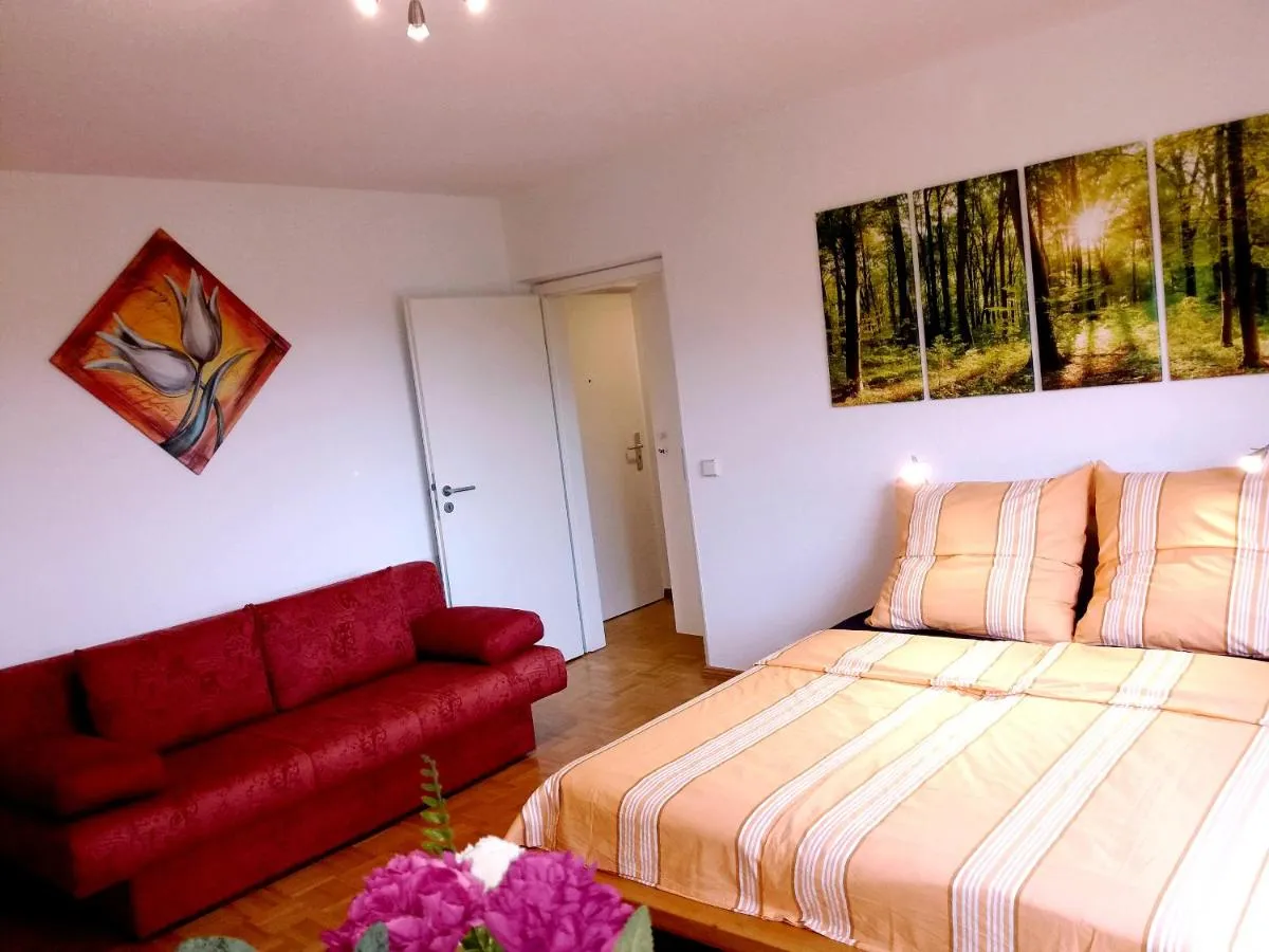 Image 1 of Helles Apartment mit Balkon am Großen Garten nahe Stadtzentrum
