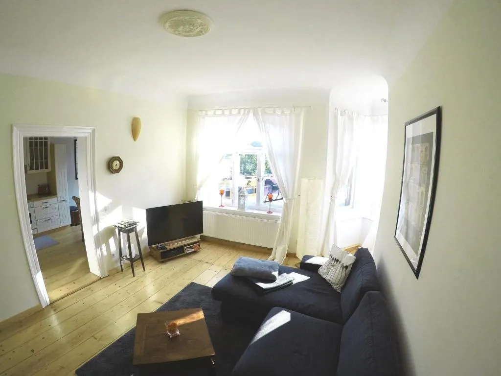 Image of Stadtvilla Oscar 1 OG – Stilvoll sanierte Altbauwohnung in denkmalgeschützter Stadtvilla nahe Elbradweg