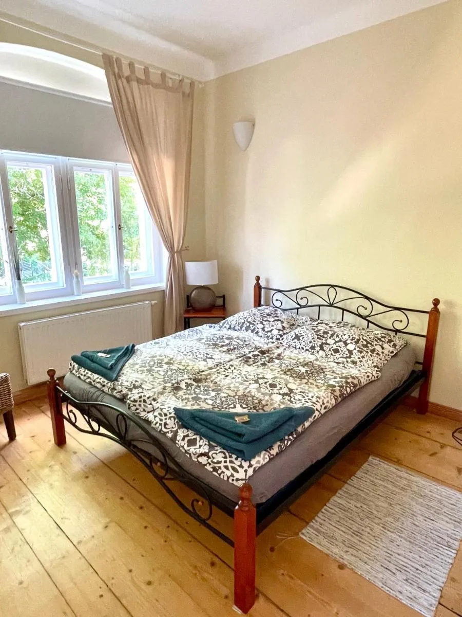 Image 6 of Stadtvilla Oscar 1 OG – Stilvoll sanierte Altbauwohnung in denkmalgeschützter Stadtvilla nahe Elbradweg