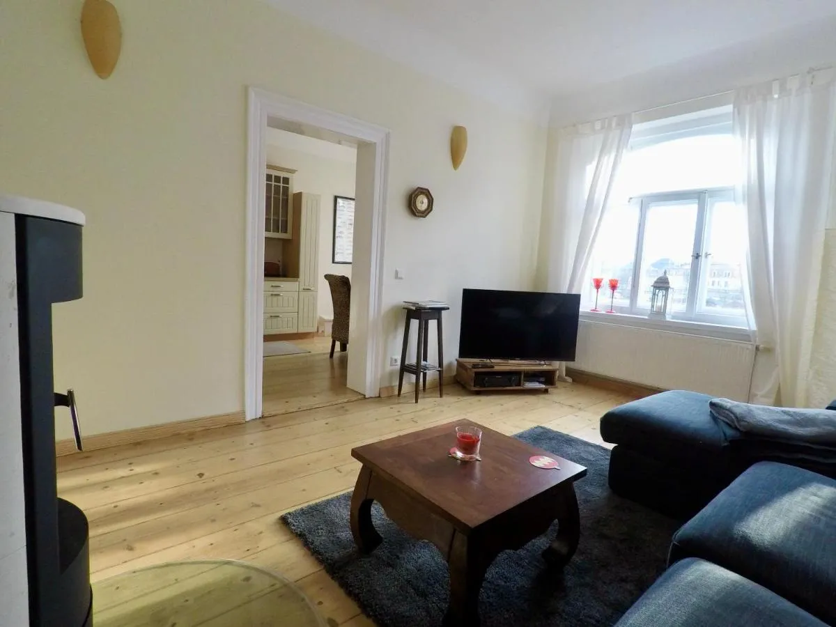 Image 4 of Stadtvilla Oscar 1 OG – Stilvoll sanierte Altbauwohnung in denkmalgeschützter Stadtvilla nahe Elbradweg