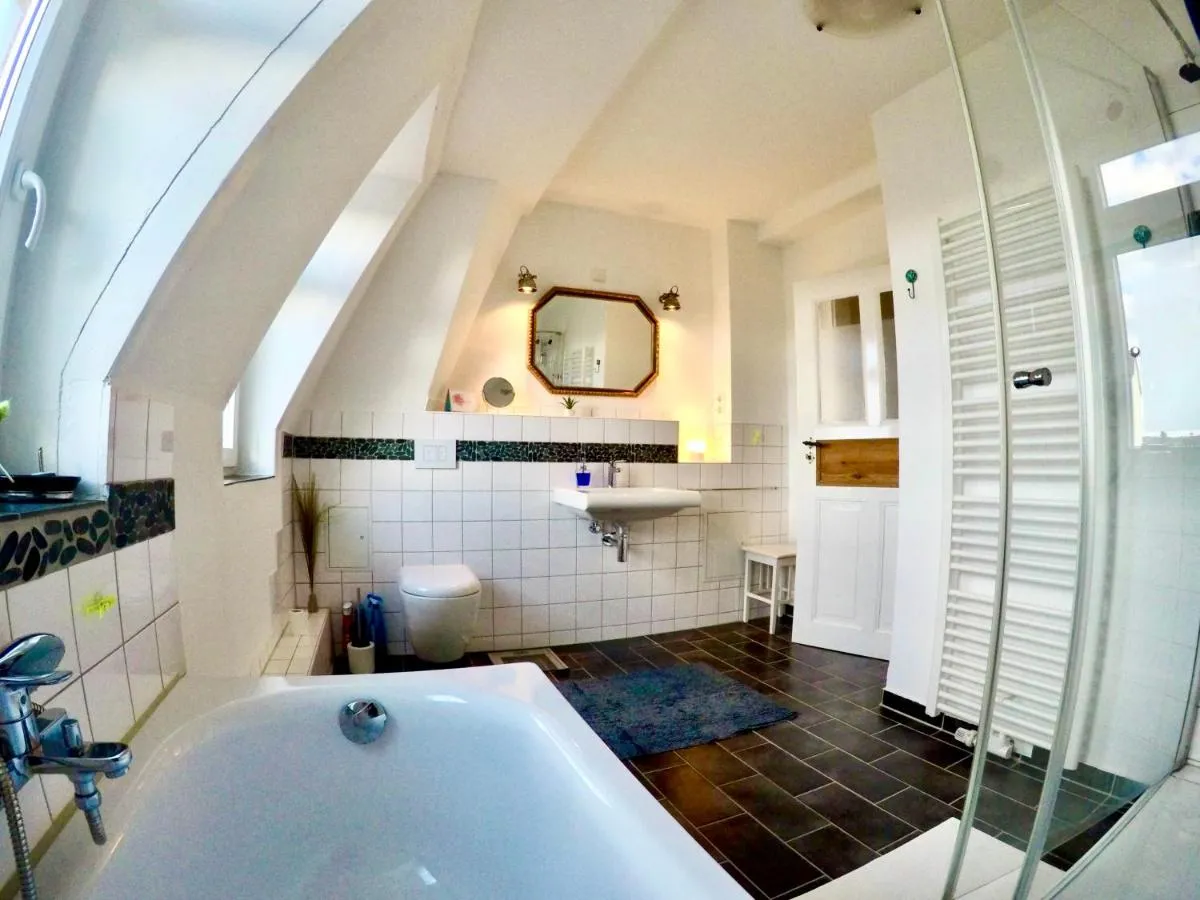 Image 1 of Stadtvilla Oscar 1 OG – Stilvoll sanierte Altbauwohnung in denkmalgeschützter Stadtvilla nahe Elbradweg