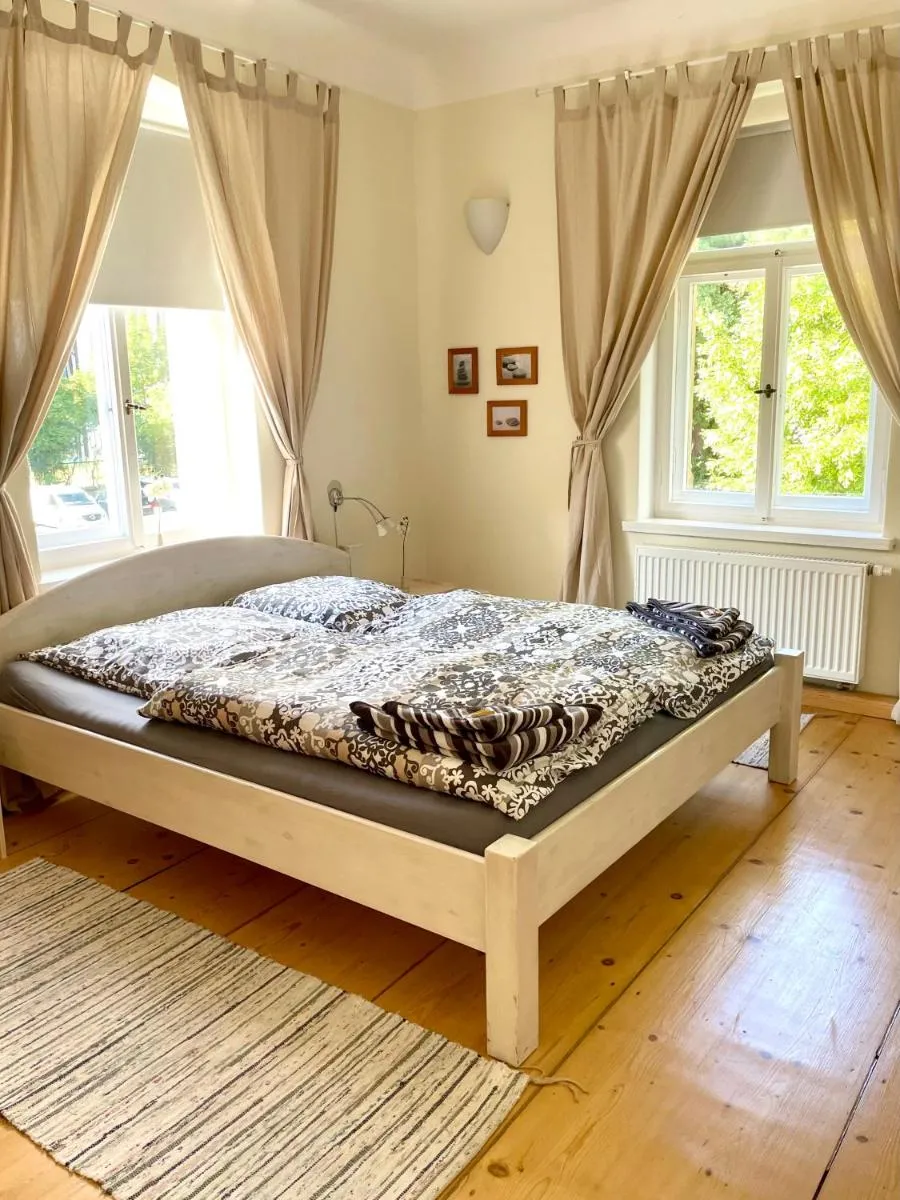 Image 3 of Stadtvilla Oscar 1 OG – Stilvoll sanierte Altbauwohnung in denkmalgeschützter Stadtvilla nahe Elbradweg