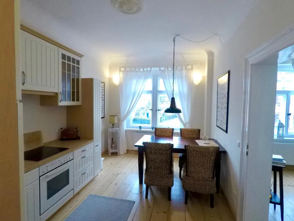 Image 2 of Stadtvilla Oscar 1 OG – Stilvoll sanierte Altbauwohnung in denkmalgeschützter Stadtvilla nahe Elbradweg