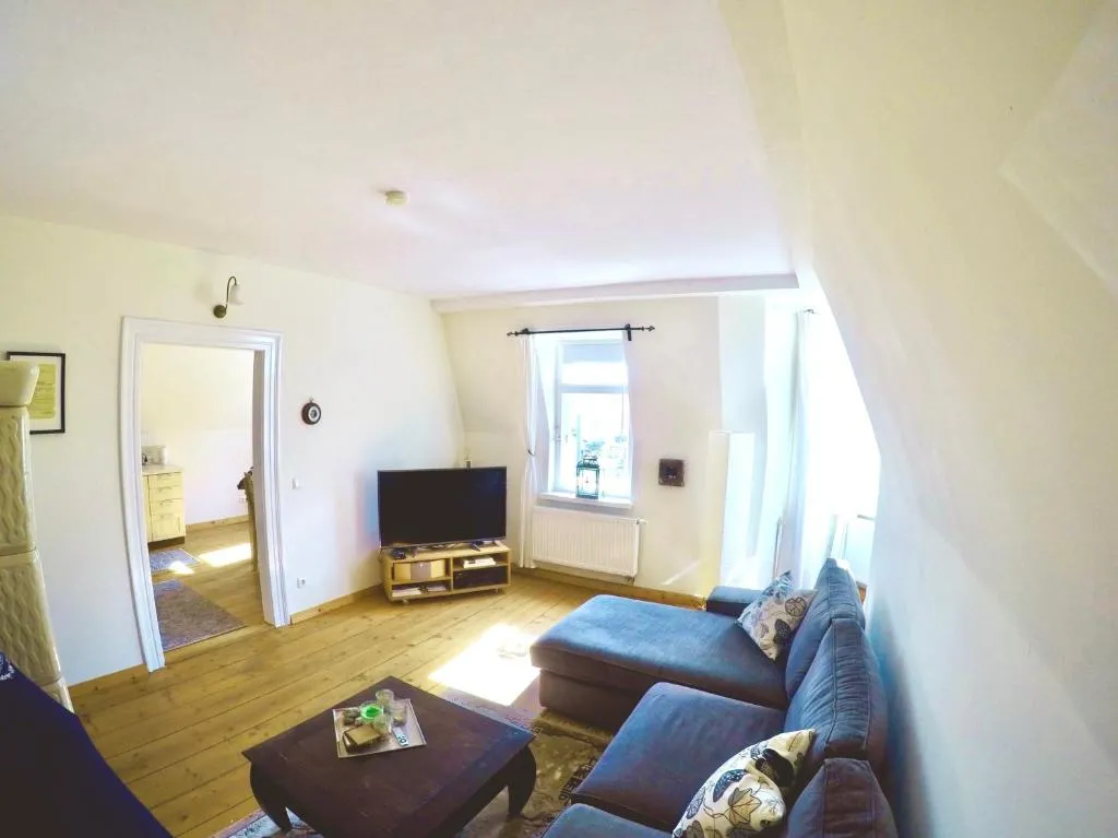 Image of Stadtvilla Oscar 2 OG – Stilvoll sanierte Altbauwohnung in denkmalgeschützter Stadtvilla nahe Elbradweg