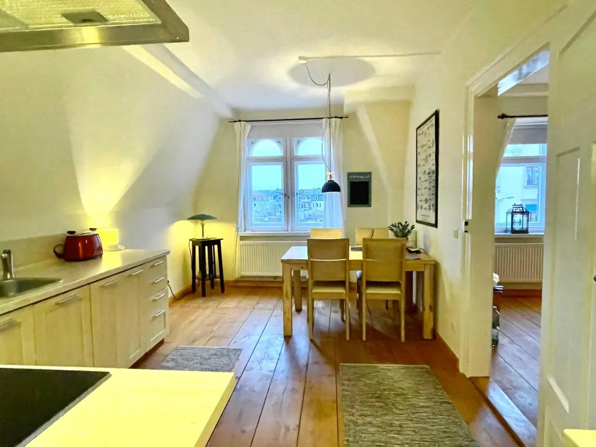 Image 4 of Stadtvilla Oscar 2 OG – Stilvoll sanierte Altbauwohnung in denkmalgeschützter Stadtvilla nahe Elbradweg