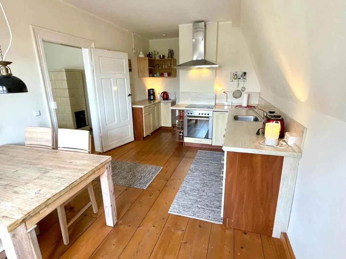 Image 2 of Stadtvilla Oscar 2 OG – Stilvoll sanierte Altbauwohnung in denkmalgeschützter Stadtvilla nahe Elbradweg
