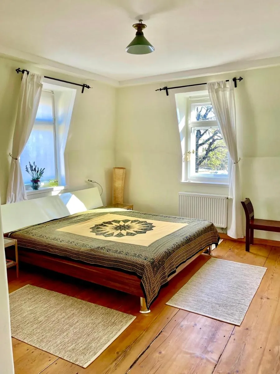 Image 6 of Stadtvilla Oscar 2 OG – Stilvoll sanierte Altbauwohnung in denkmalgeschützter Stadtvilla nahe Elbradweg