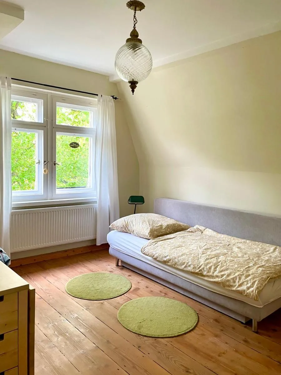 Image 3 of Stadtvilla Oscar 2 OG – Stilvoll sanierte Altbauwohnung in denkmalgeschützter Stadtvilla nahe Elbradweg